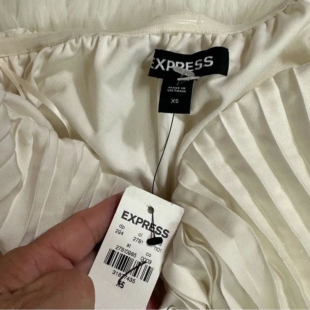 Express Cream Pleated Blouse - Picture 5 of 5